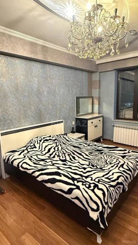Satılır 3 otaqlı mənzil 135 m²