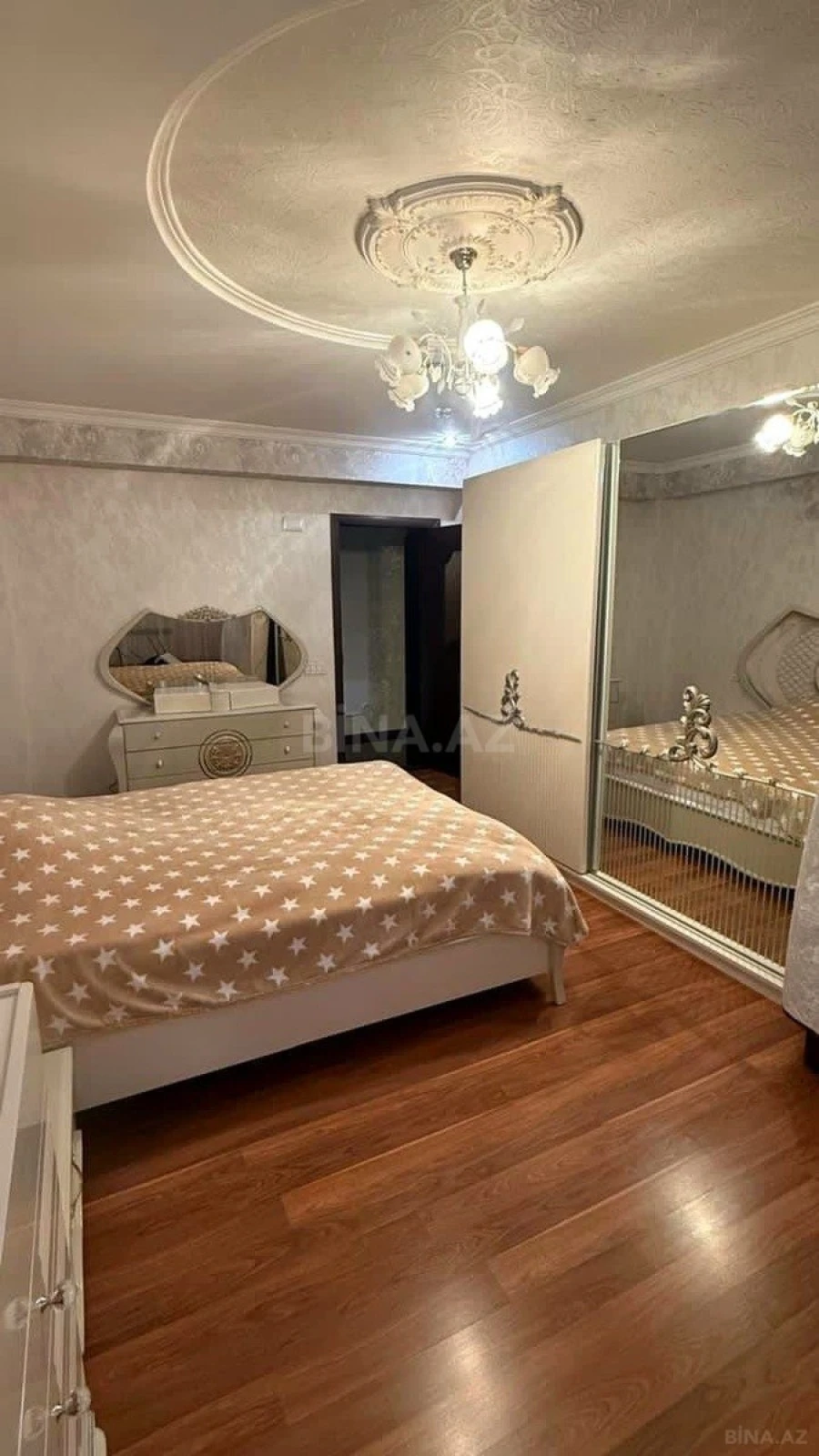 Satılır 3 otaqlı mənzil 135 m²