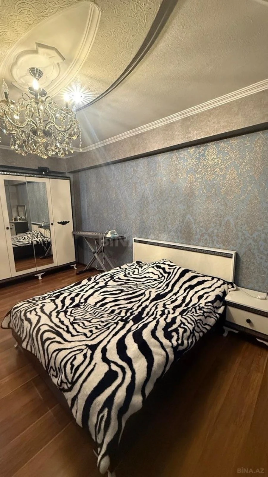 Satılır 3 otaqlı mənzil 135 m²