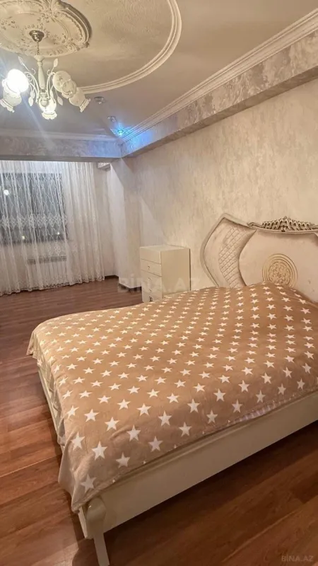 Satılır 3 otaqlı mənzil 135 m²