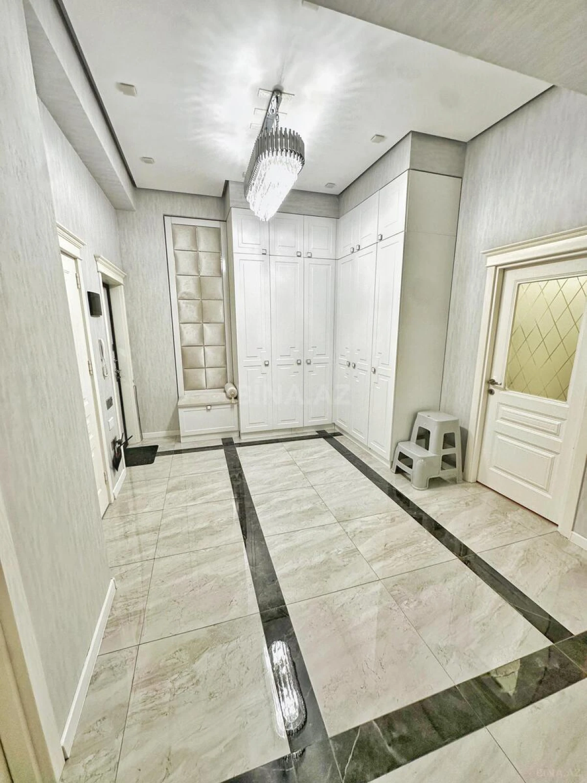 Satılır 3 otaqlı mənzil 136.6 m²