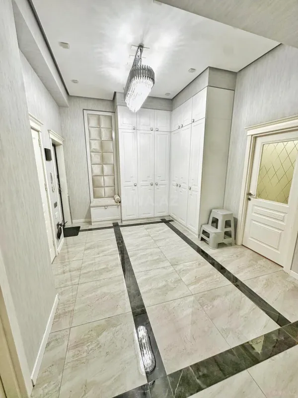 Satılır 3 otaqlı mənzil 136.6 m²
