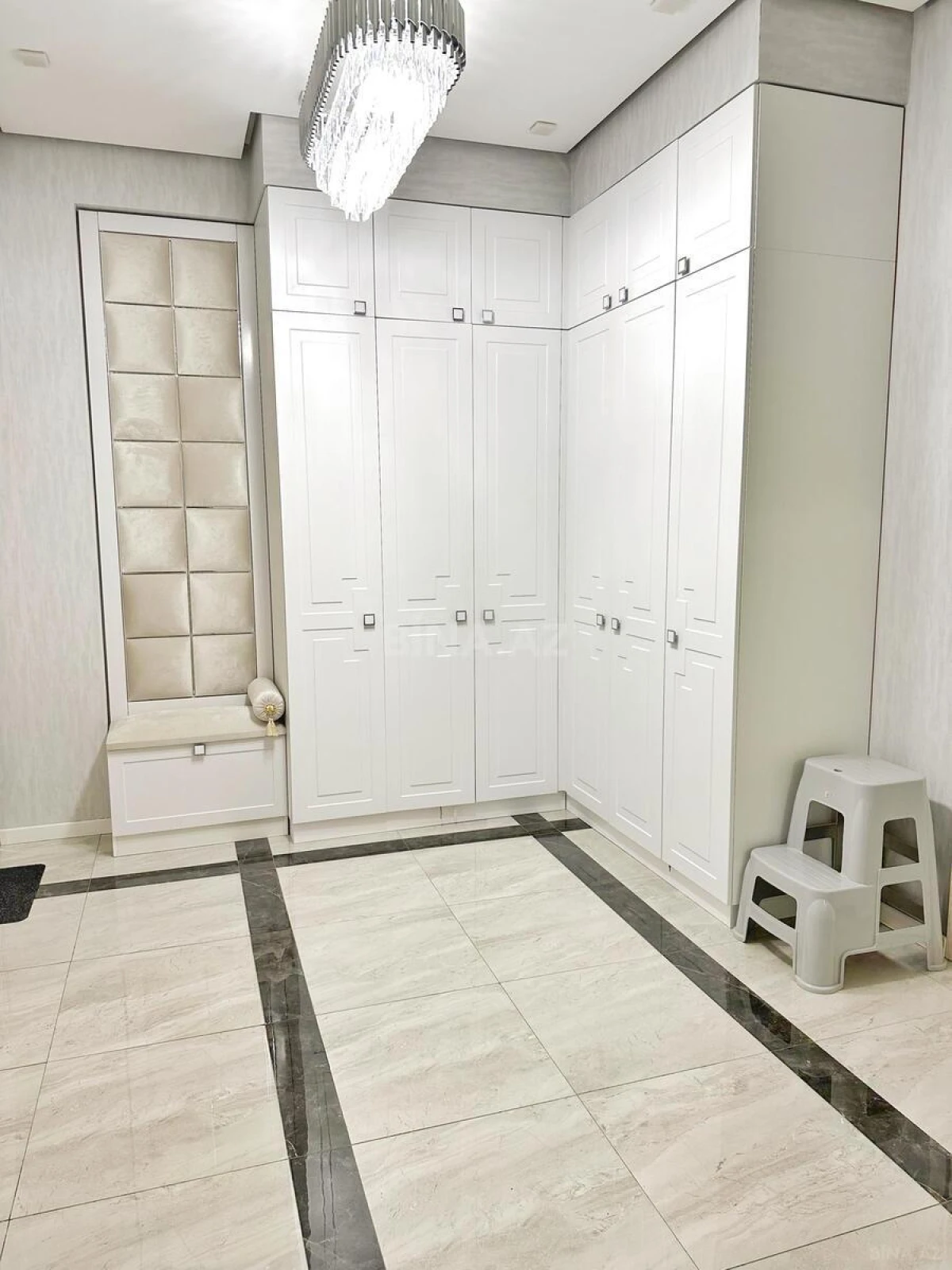 Satılır 3 otaqlı mənzil 136.6 m²