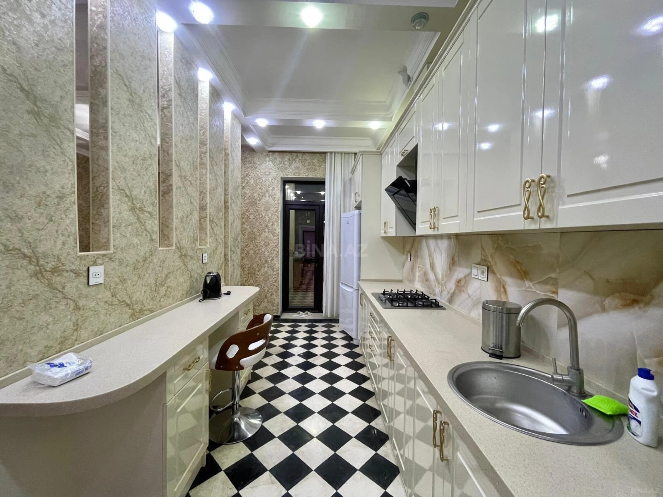 Kirayə verilir 3 otaqlı mənzil 127 m²