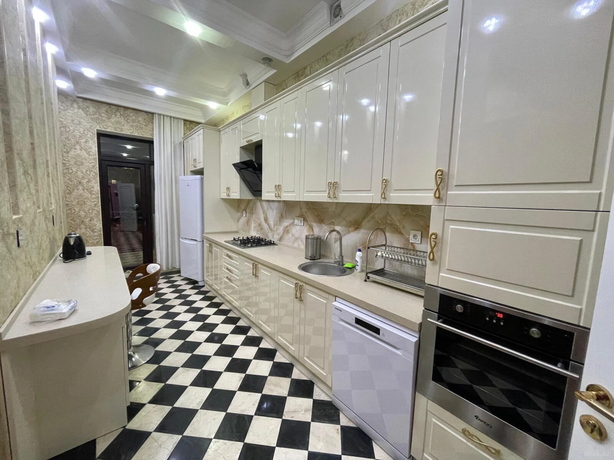 Kirayə verilir 3 otaqlı mənzil 127 m²