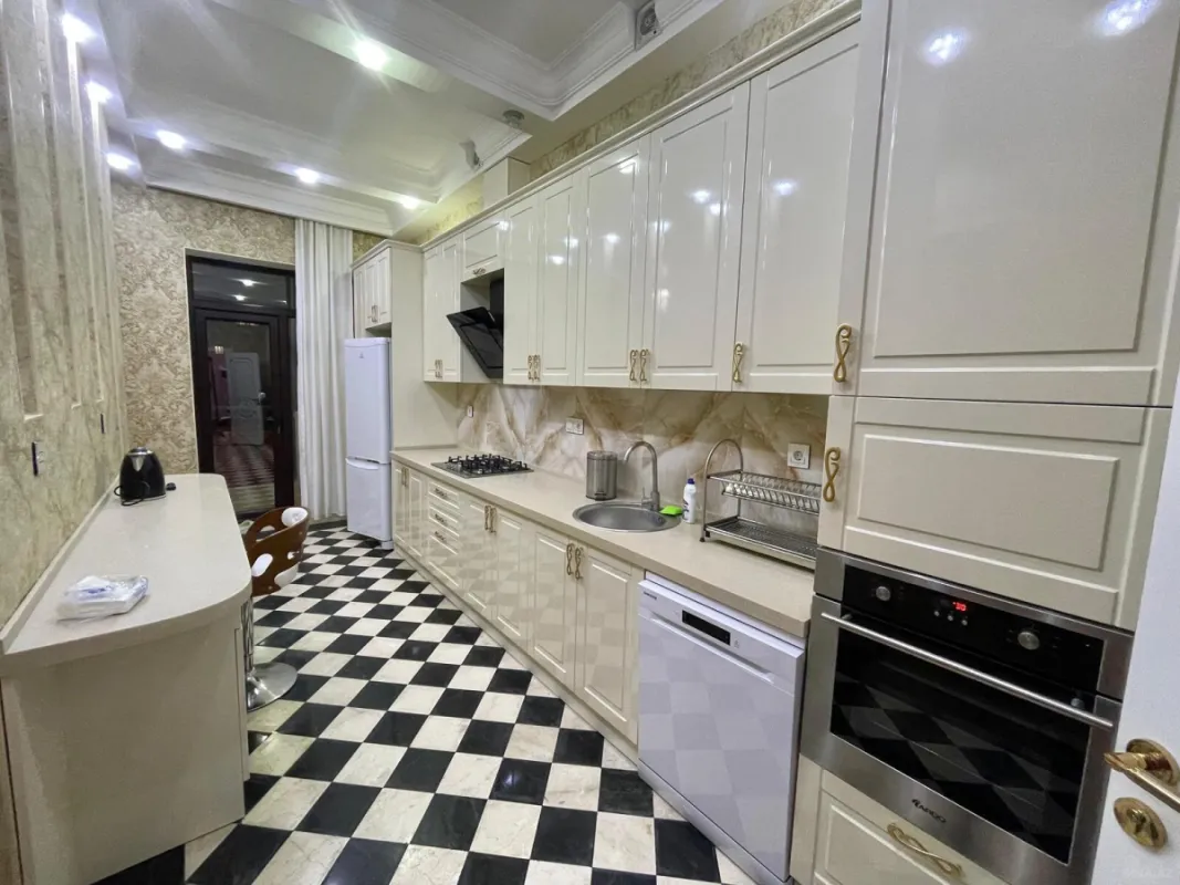 Kirayə verilir 3 otaqlı mənzil 127 m²