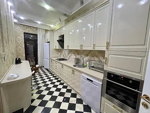 Kirayə verilir 3 otaqlı mənzil 127 m²