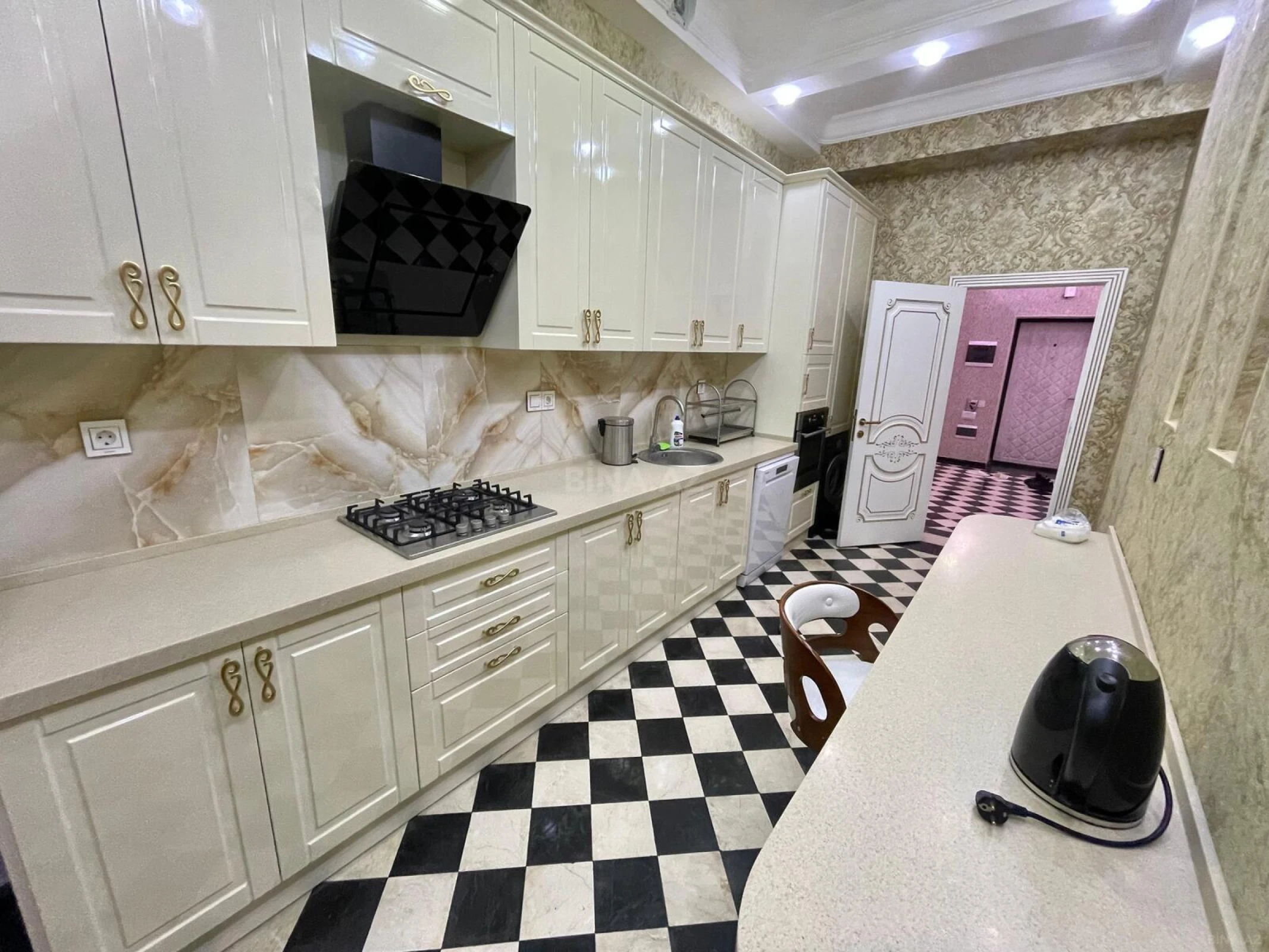 Kirayə verilir 3 otaqlı mənzil 127 m²