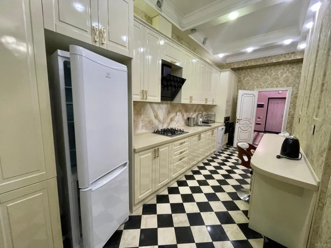 Kirayə verilir 3 otaqlı mənzil 127 m²