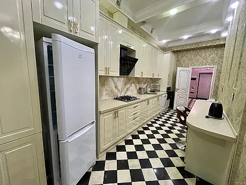 Kirayə verilir 3 otaqlı mənzil 127 m²