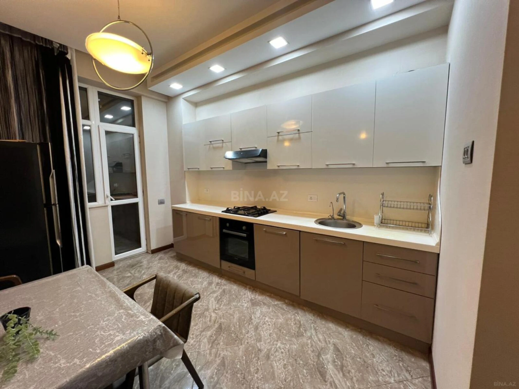 Kirayə verilir 3 otaqlı mənzil 150 m²