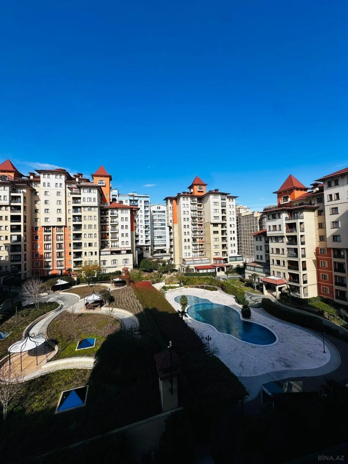 Kirayə verilir 5 otaqlı mənzil 250 m²