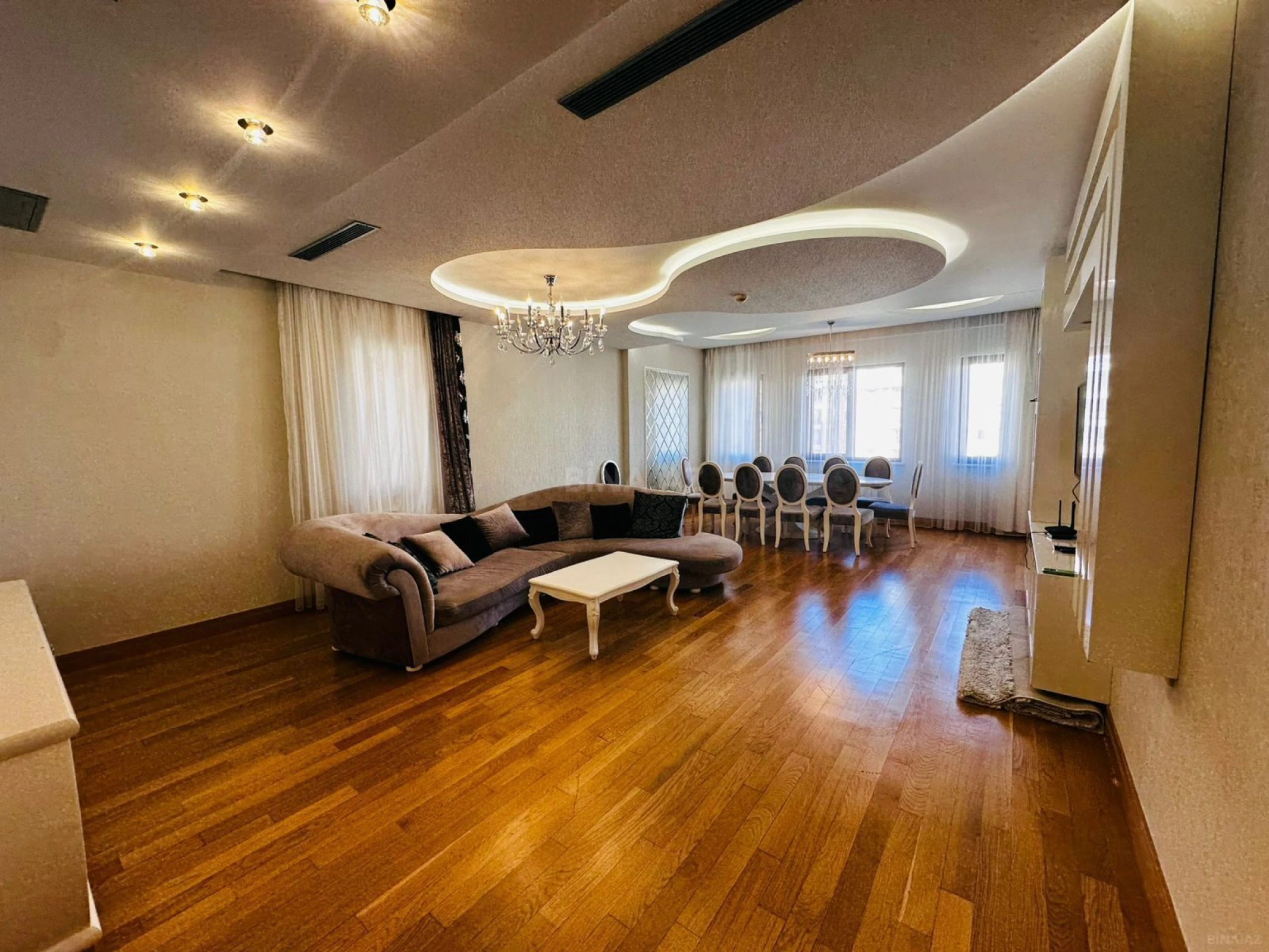 Kirayə verilir 5 otaqlı mənzil 250 m²