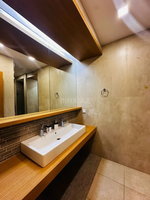 Kirayə verilir 5 otaqlı mənzil 250 m²