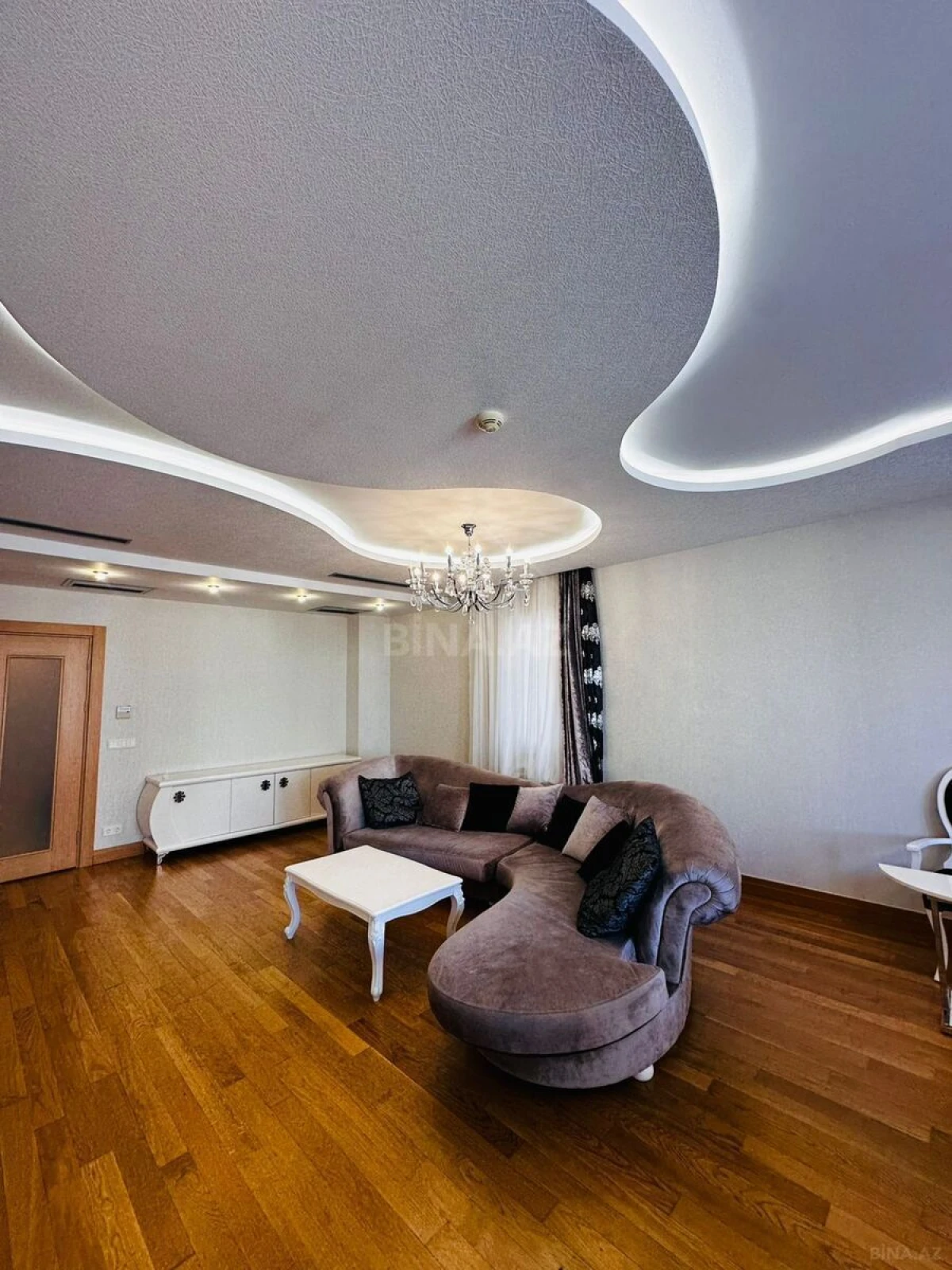 Kirayə verilir 5 otaqlı mənzil 250 m²