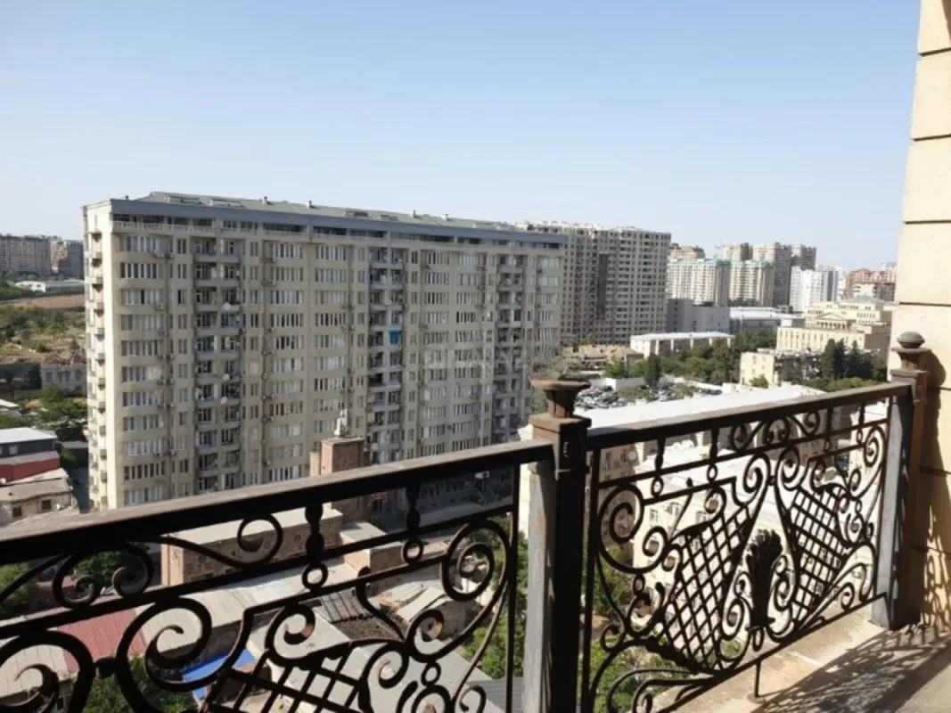 Satılır 4 otaqlı mənzil 210 m²