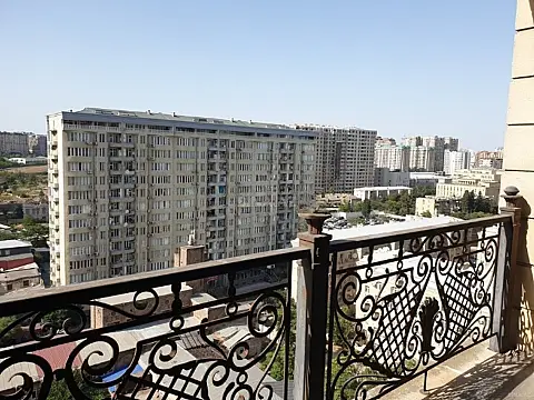 Satılır 4 otaqlı mənzil 210 m²