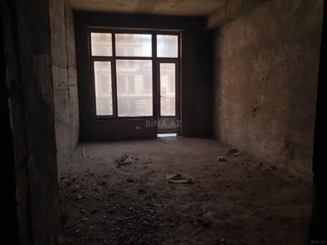 Satılır 4 otaqlı mənzil 210 m²