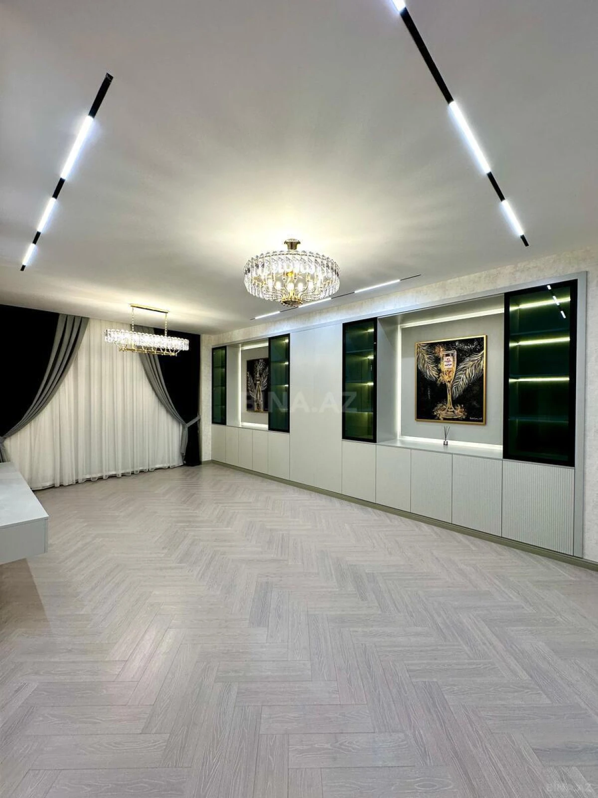 Satılır 4 otaqlı mənzil 180 m²