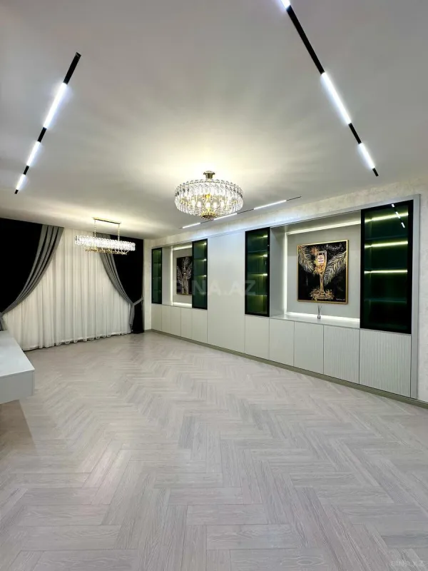 Satılır 4 otaqlı mənzil 180 m²