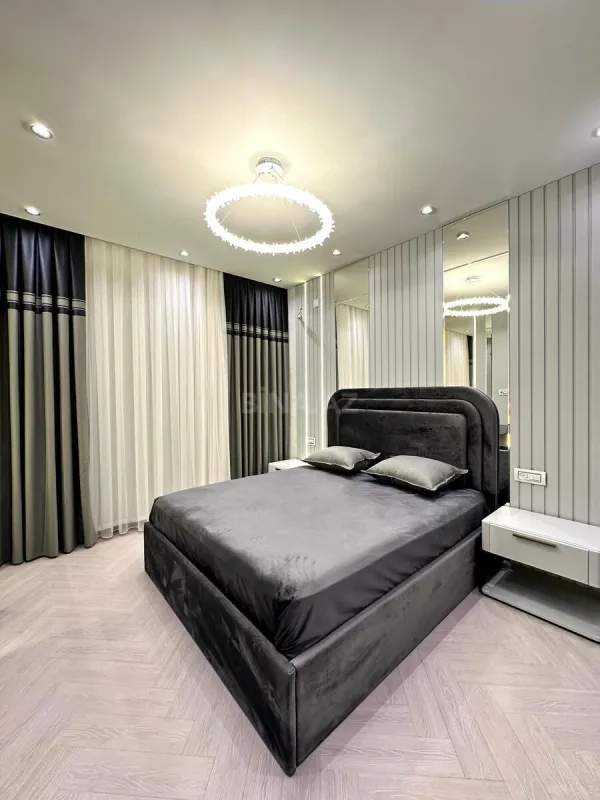 Satılır 4 otaqlı mənzil 180 m²