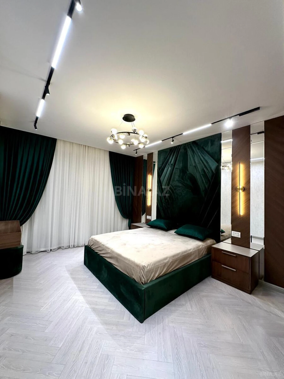 Satılır 4 otaqlı mənzil 180 m²