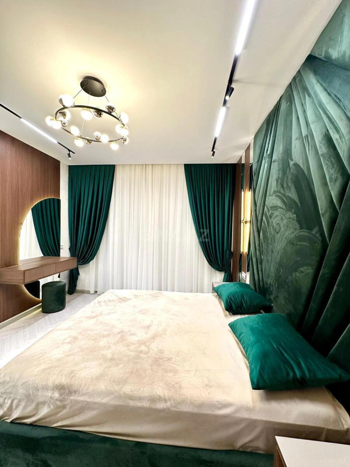 Satılır 4 otaqlı mənzil 180 m²