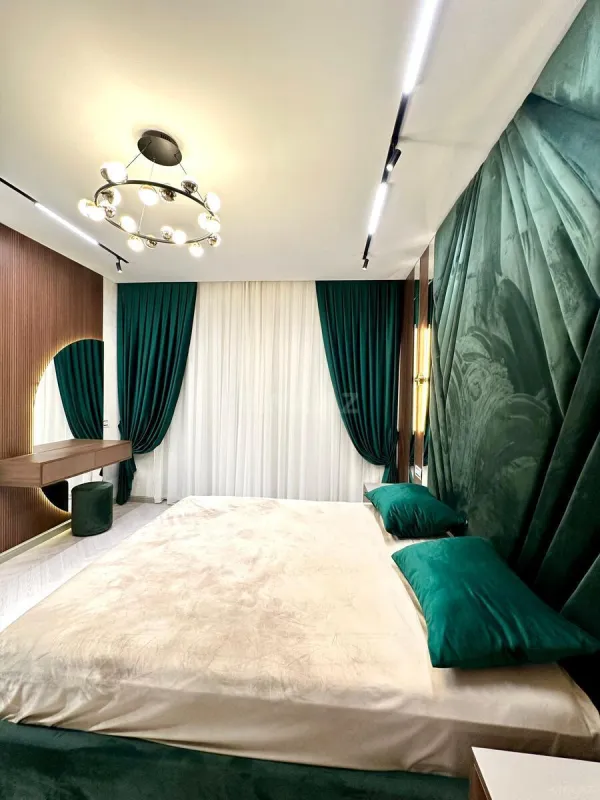 Satılır 4 otaqlı mənzil 180 m²