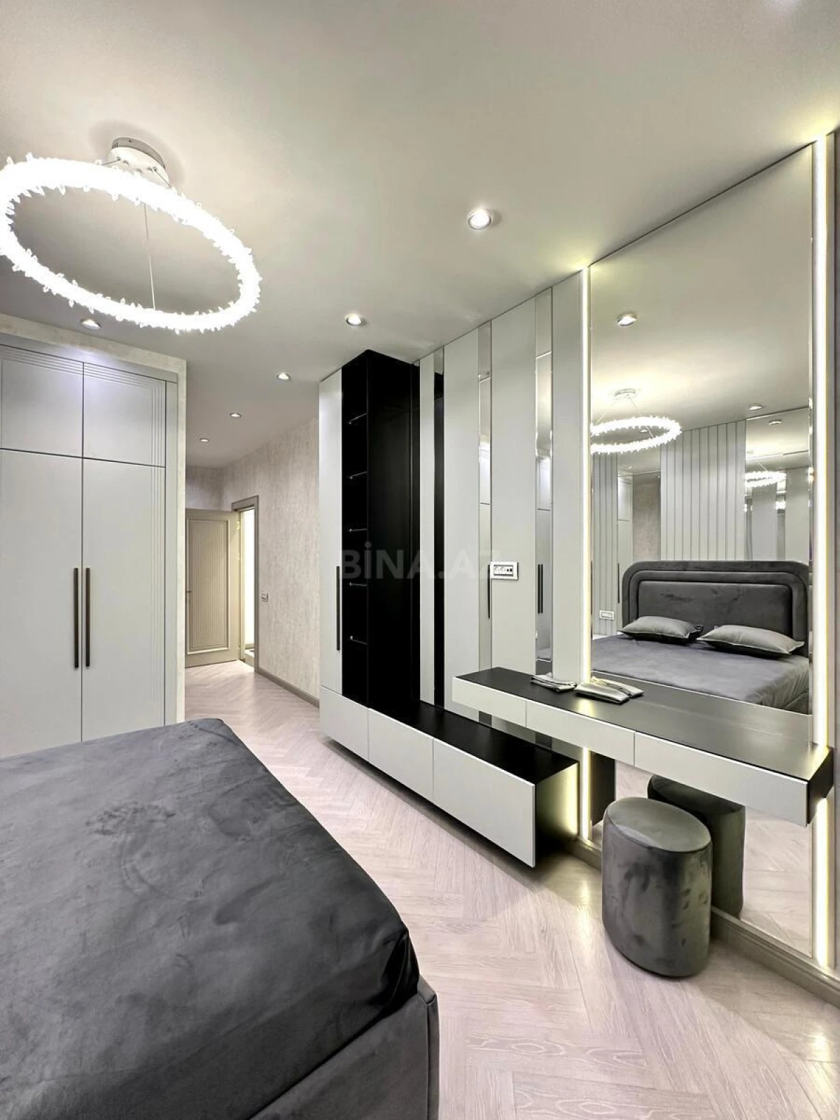 Satılır 4 otaqlı mənzil 180 m²