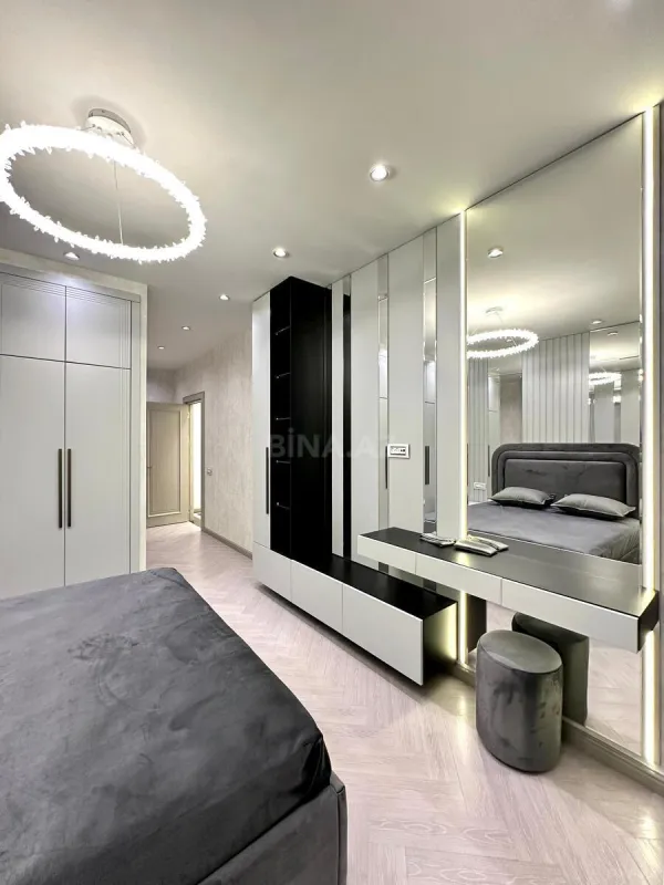 Satılır 4 otaqlı mənzil 180 m²