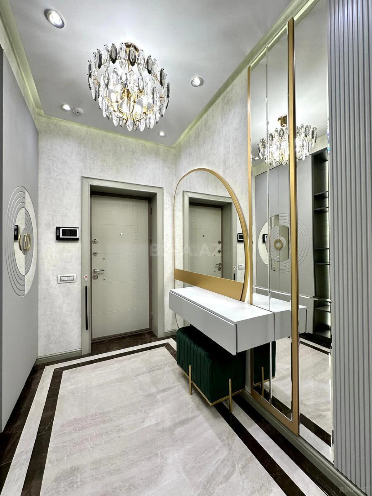 Satılır 4 otaqlı mənzil 180 m²