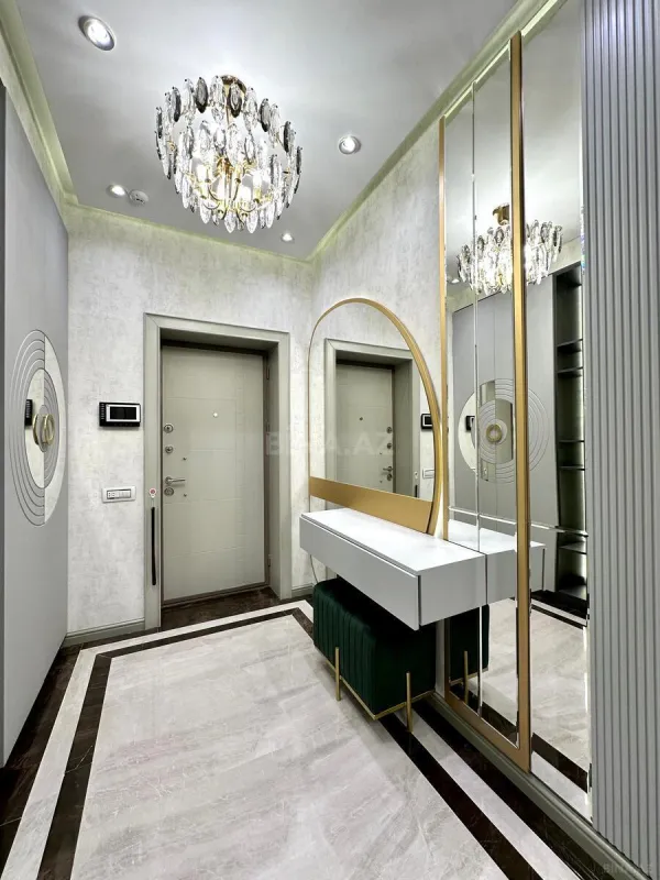 Satılır 4 otaqlı mənzil 180 m²