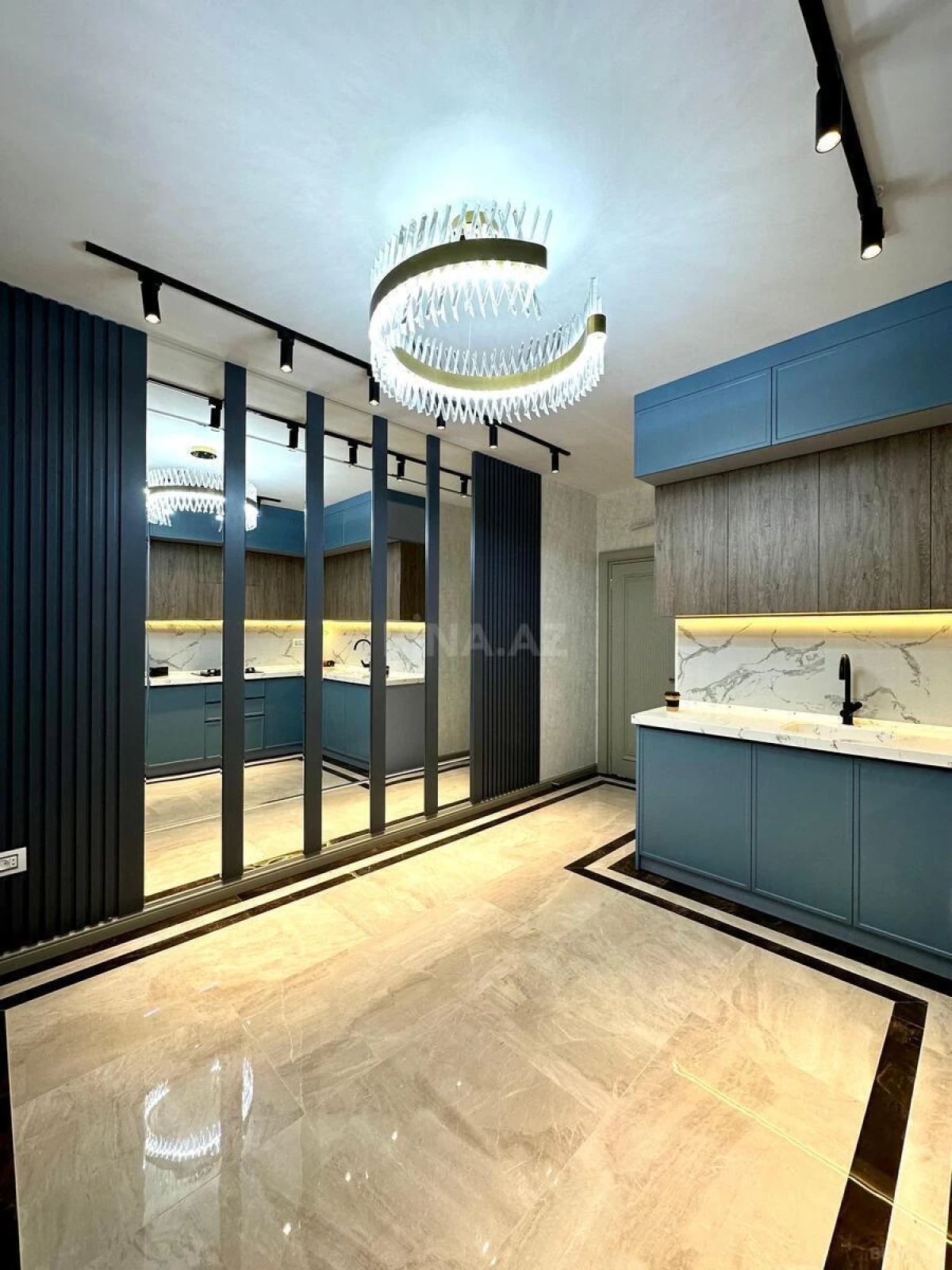 Satılır 4 otaqlı mənzil 180 m²