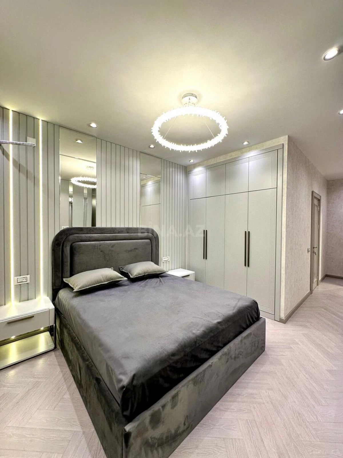 Satılır 4 otaqlı mənzil 180 m²