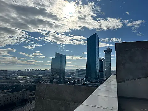 Satılır 5 otaqlı mənzil 700 m²