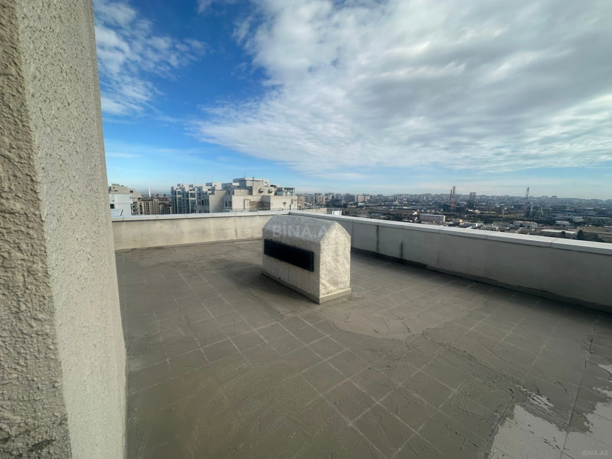 Satılır 5 otaqlı mənzil 700 m²