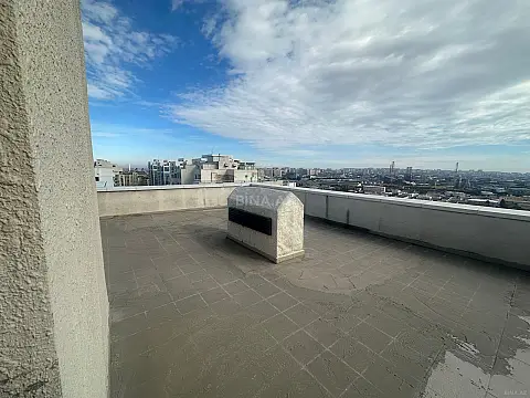 Satılır 5 otaqlı mənzil 700 m²