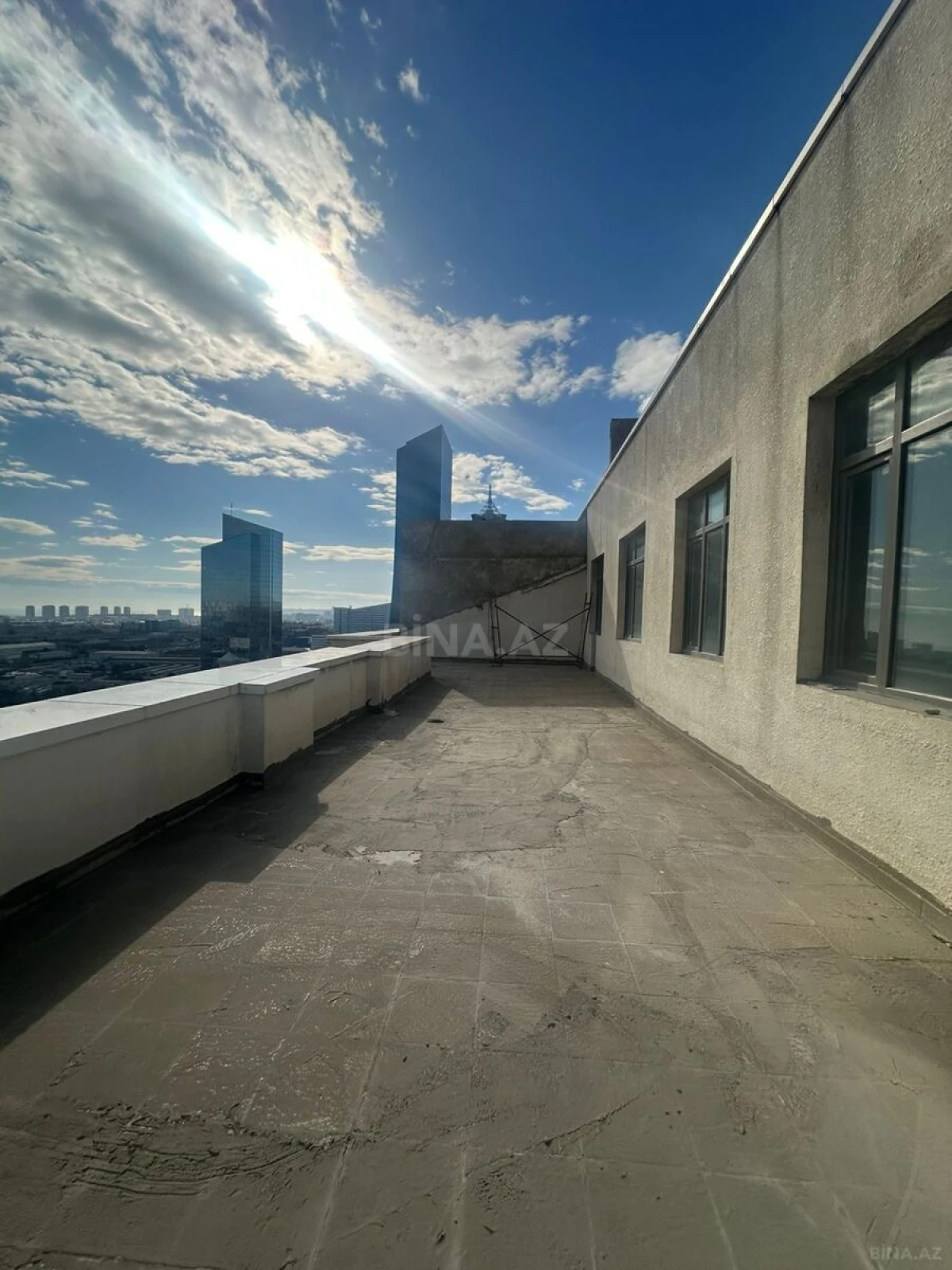 Satılır 5 otaqlı mənzil 700 m²