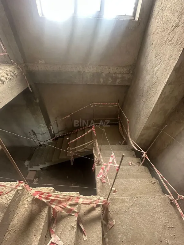 Satılır 5 otaqlı mənzil 700 m²