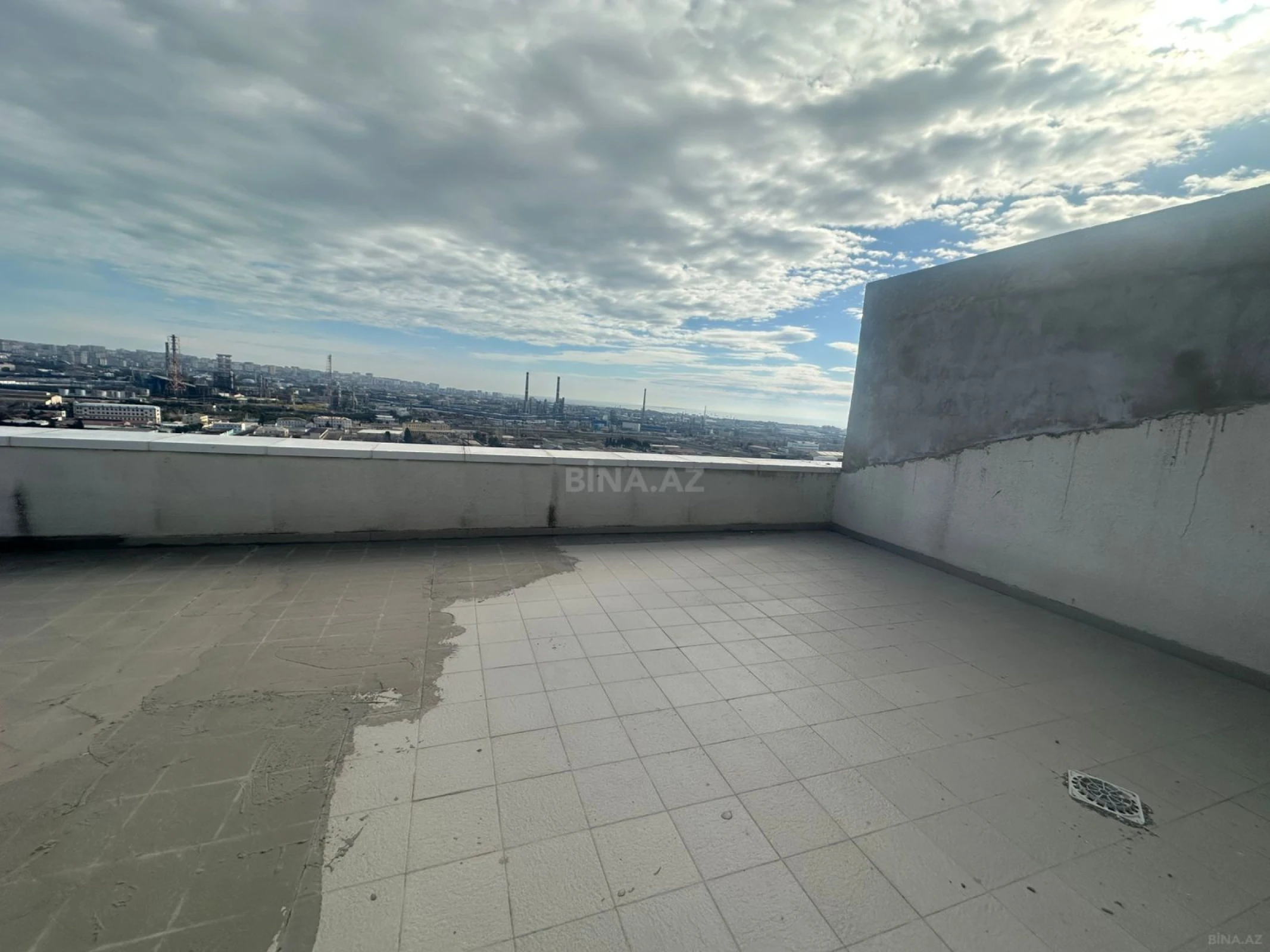 Satılır 5 otaqlı mənzil 700 m²
