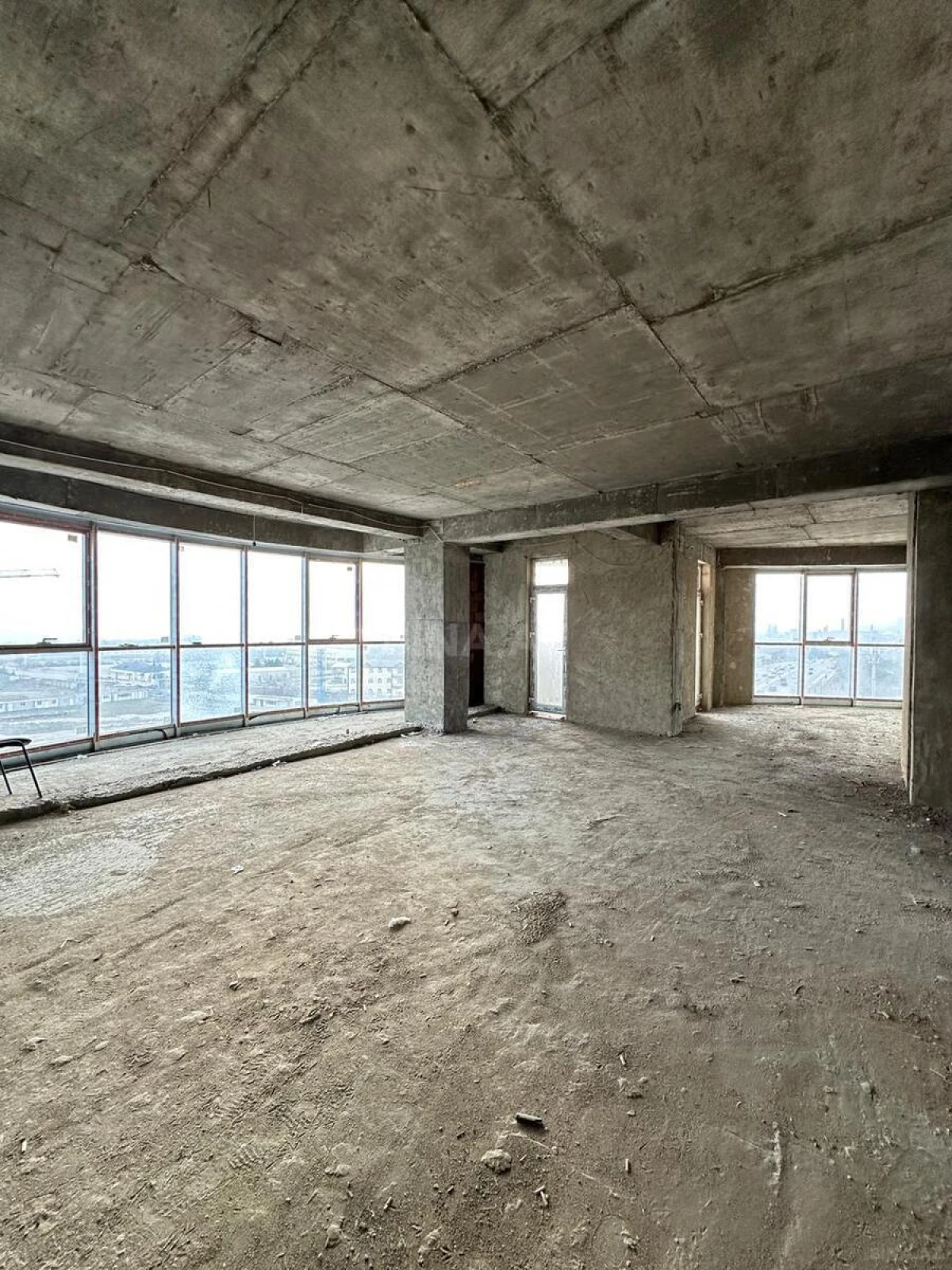 Satılır 4 otaqlı mənzil 200 m²