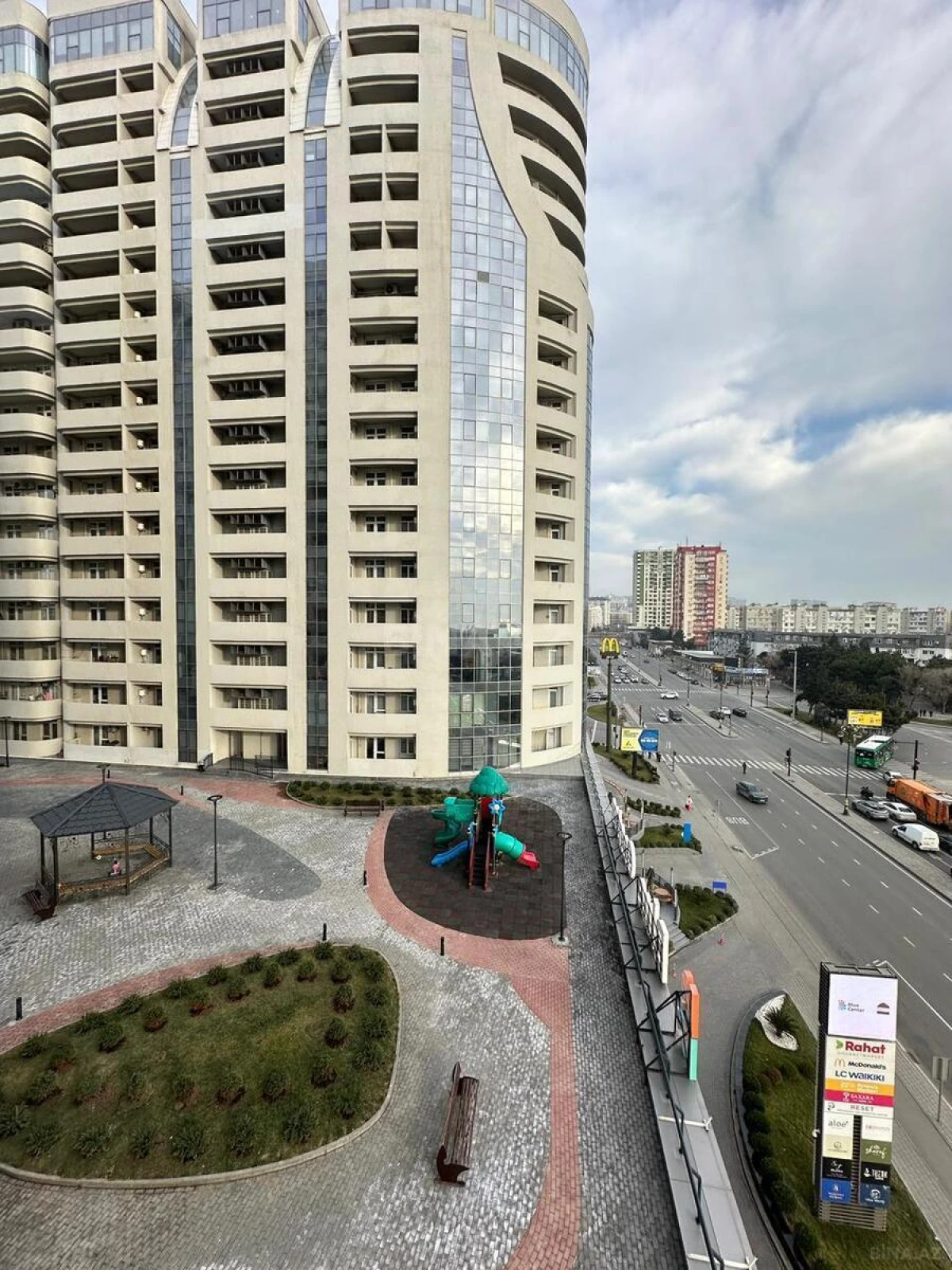 Satılır 4 otaqlı mənzil 200 m²