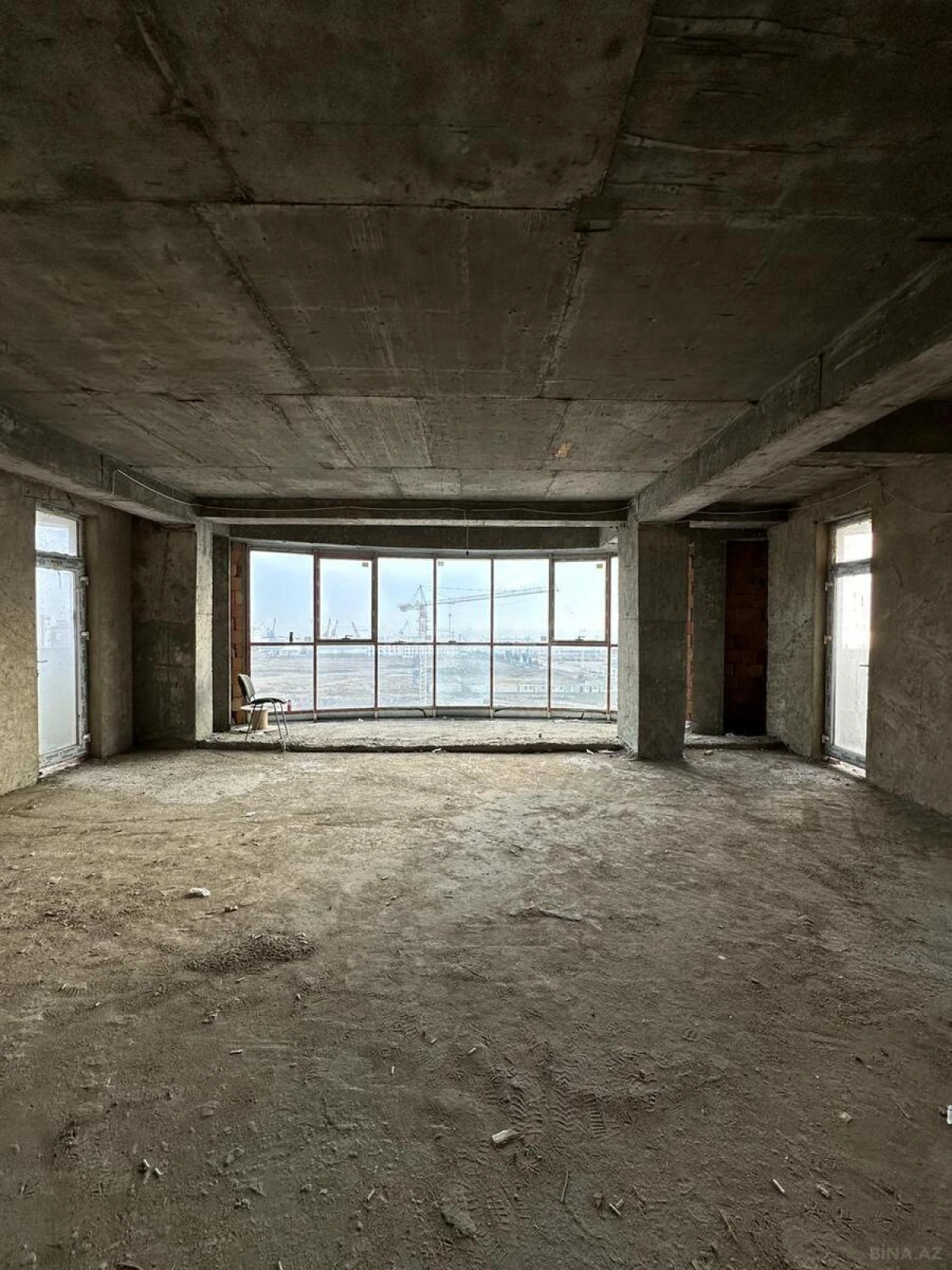 Satılır 4 otaqlı mənzil 200 m²