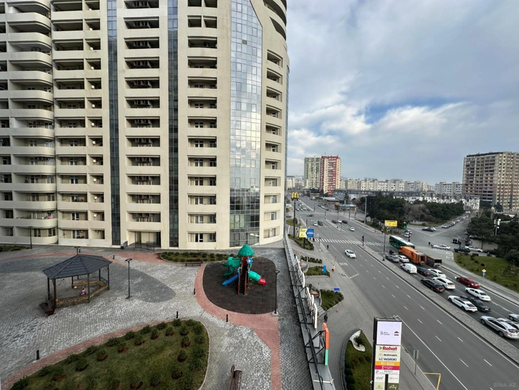 Satılır 4 otaqlı mənzil 200 m²