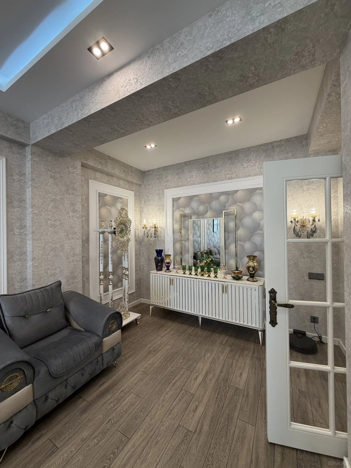 Satılır 3 otaqlı mənzil 135 m²