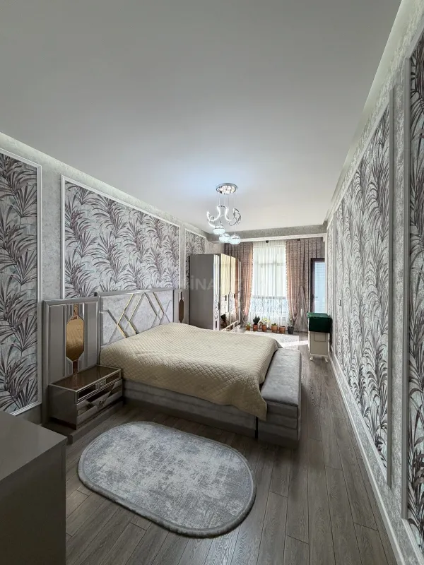 Satılır 3 otaqlı mənzil 135 m²