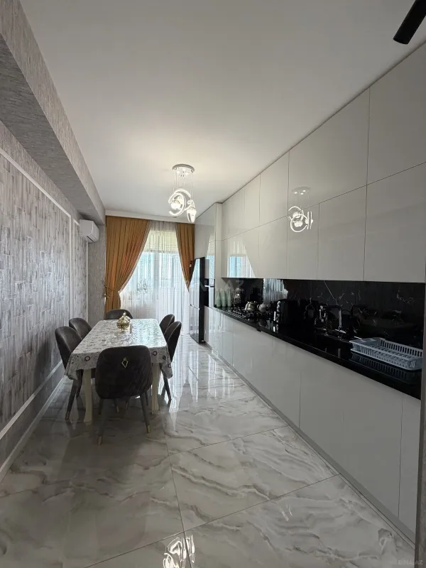Satılır 3 otaqlı mənzil 135 m²