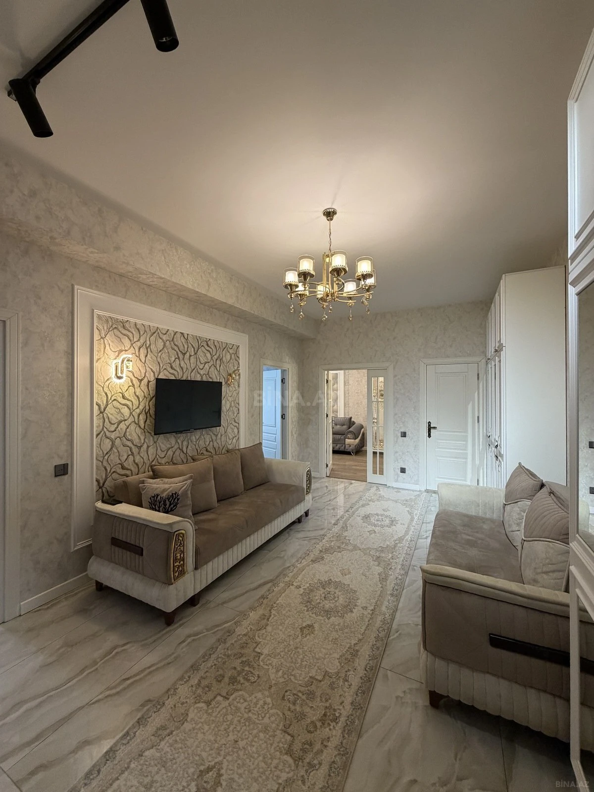 Satılır 3 otaqlı mənzil 135 m²