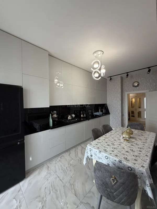 Satılır 3 otaqlı mənzil 135 m²