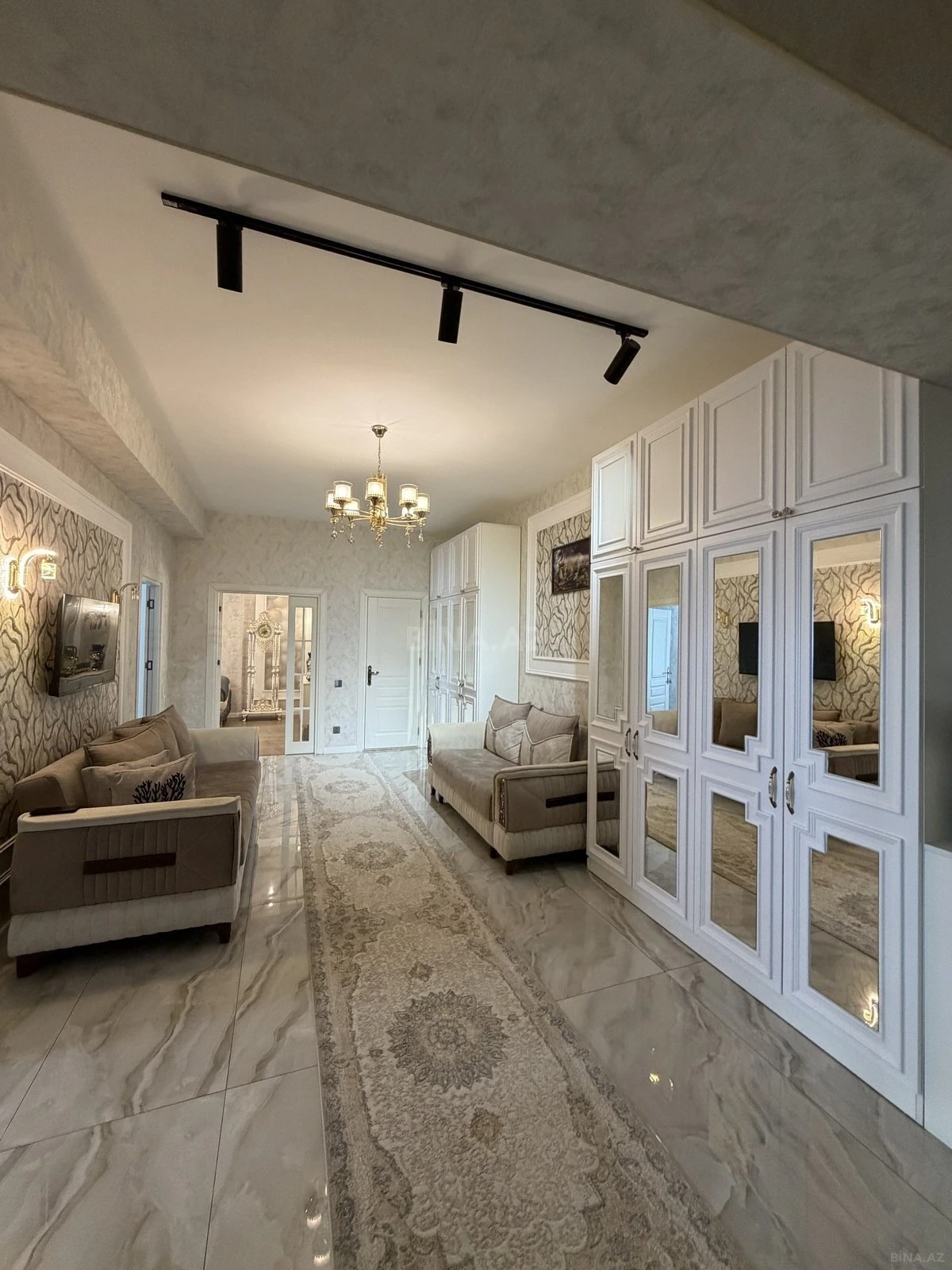 Satılır 3 otaqlı mənzil 135 m²